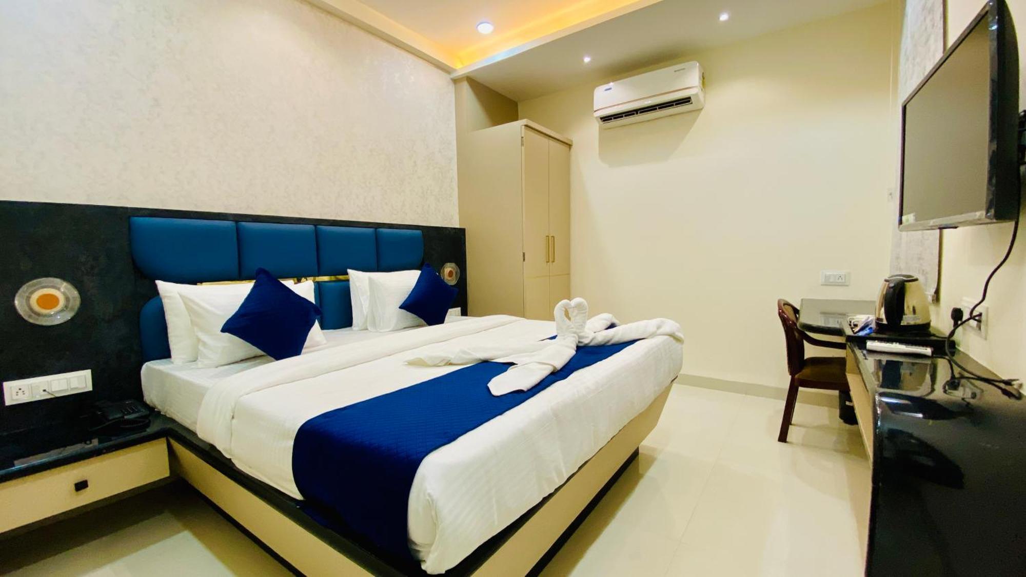 Hotel Aranyasutra Inaya, インドール エクステリア 写真