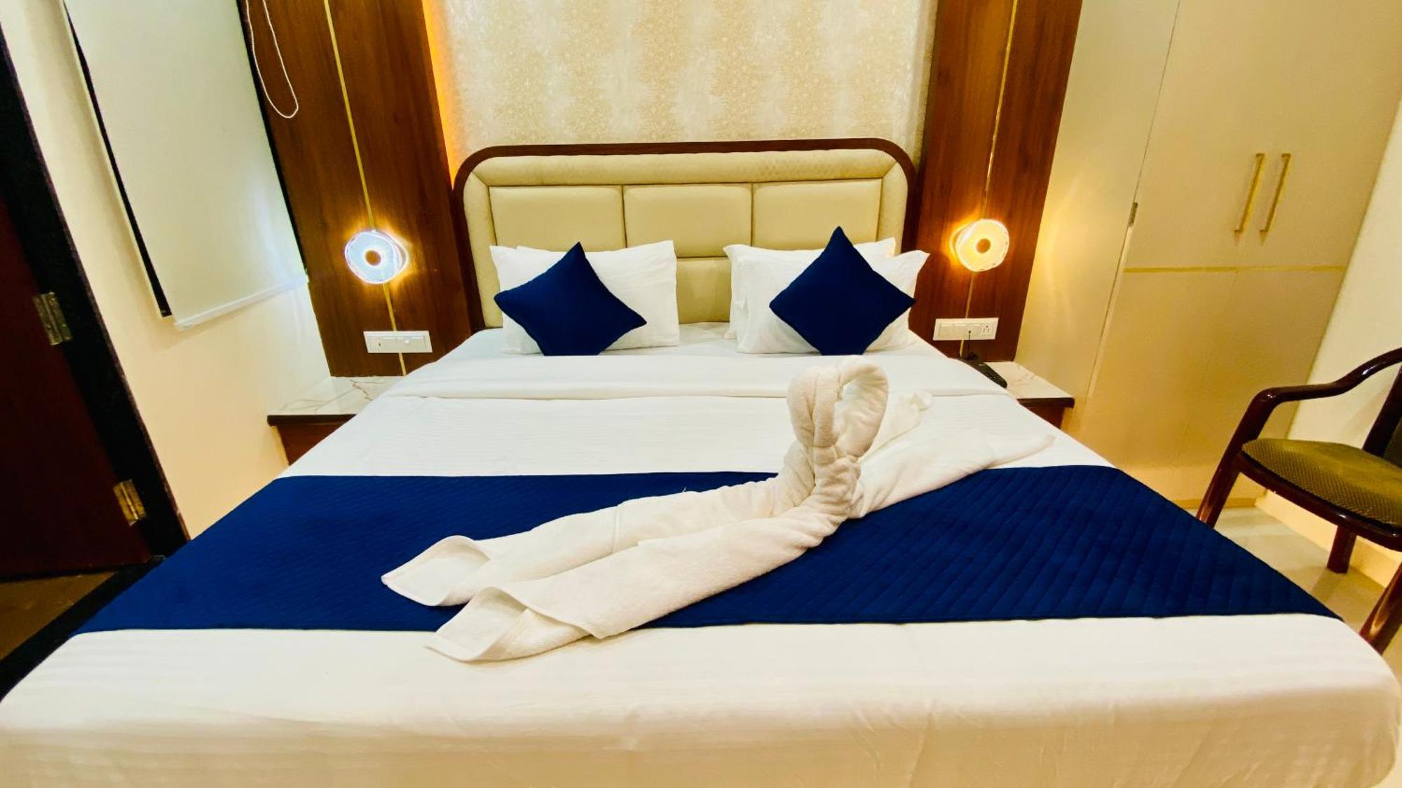 Hotel Aranyasutra Inaya, インドール エクステリア 写真