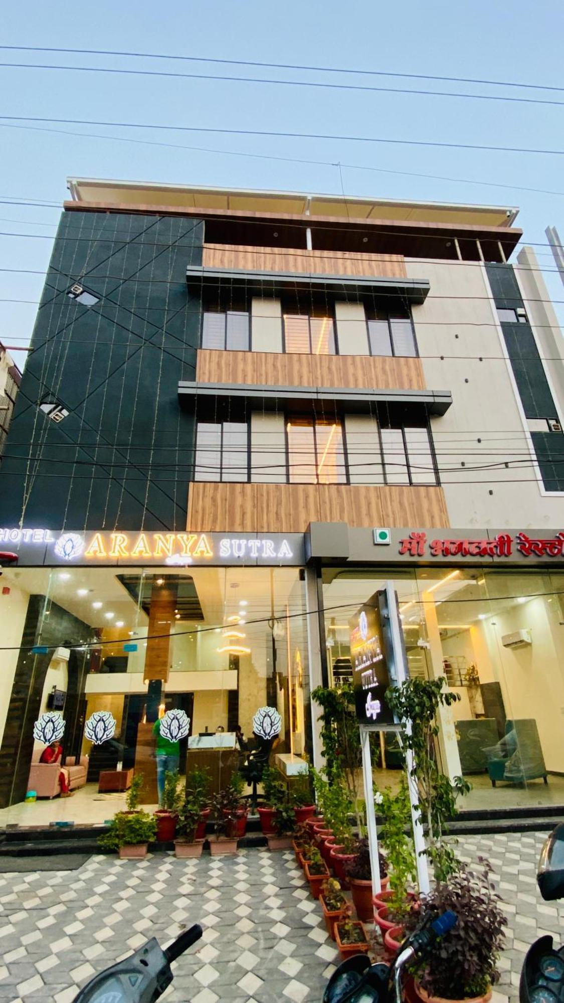 Hotel Aranyasutra Inaya, インドール エクステリア 写真