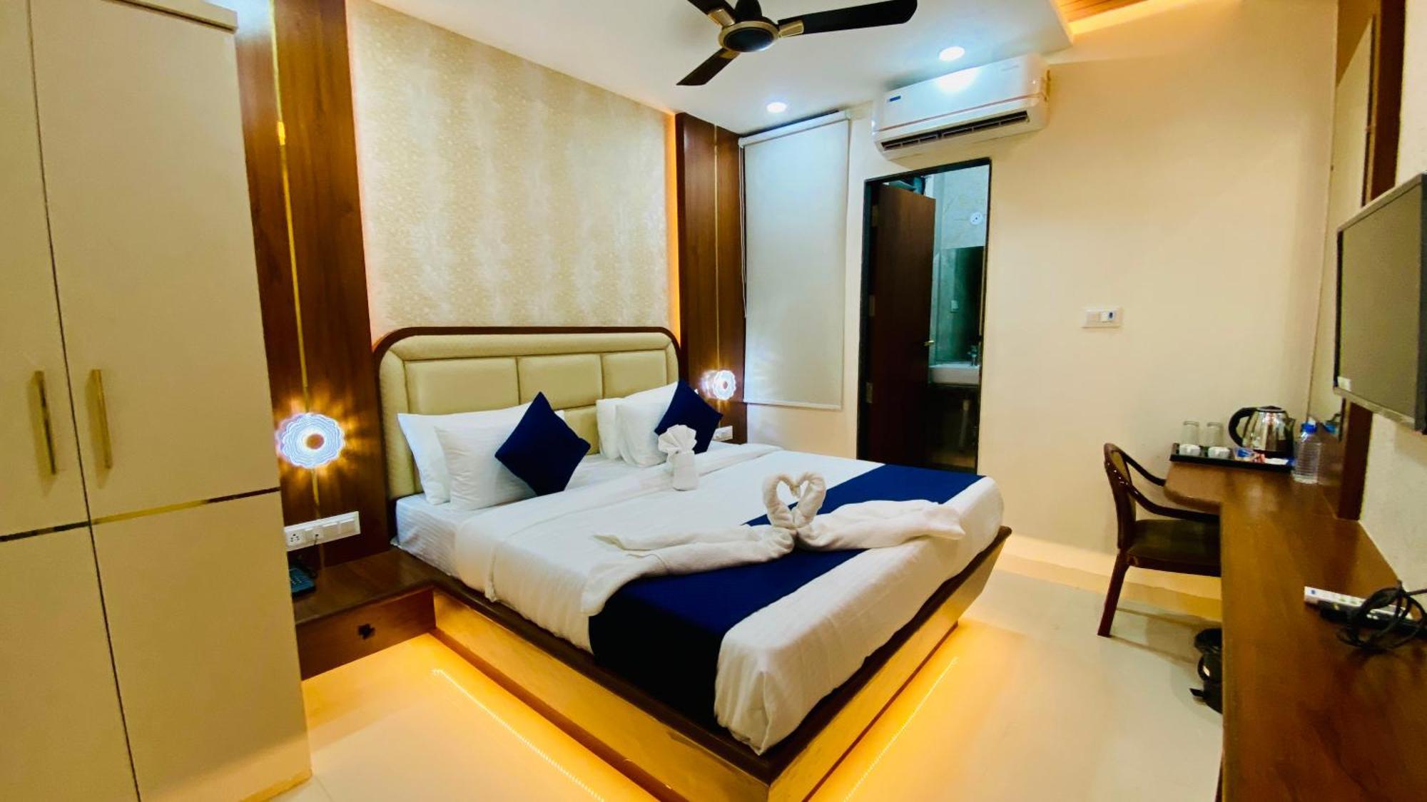 Hotel Aranyasutra Inaya, インドール エクステリア 写真