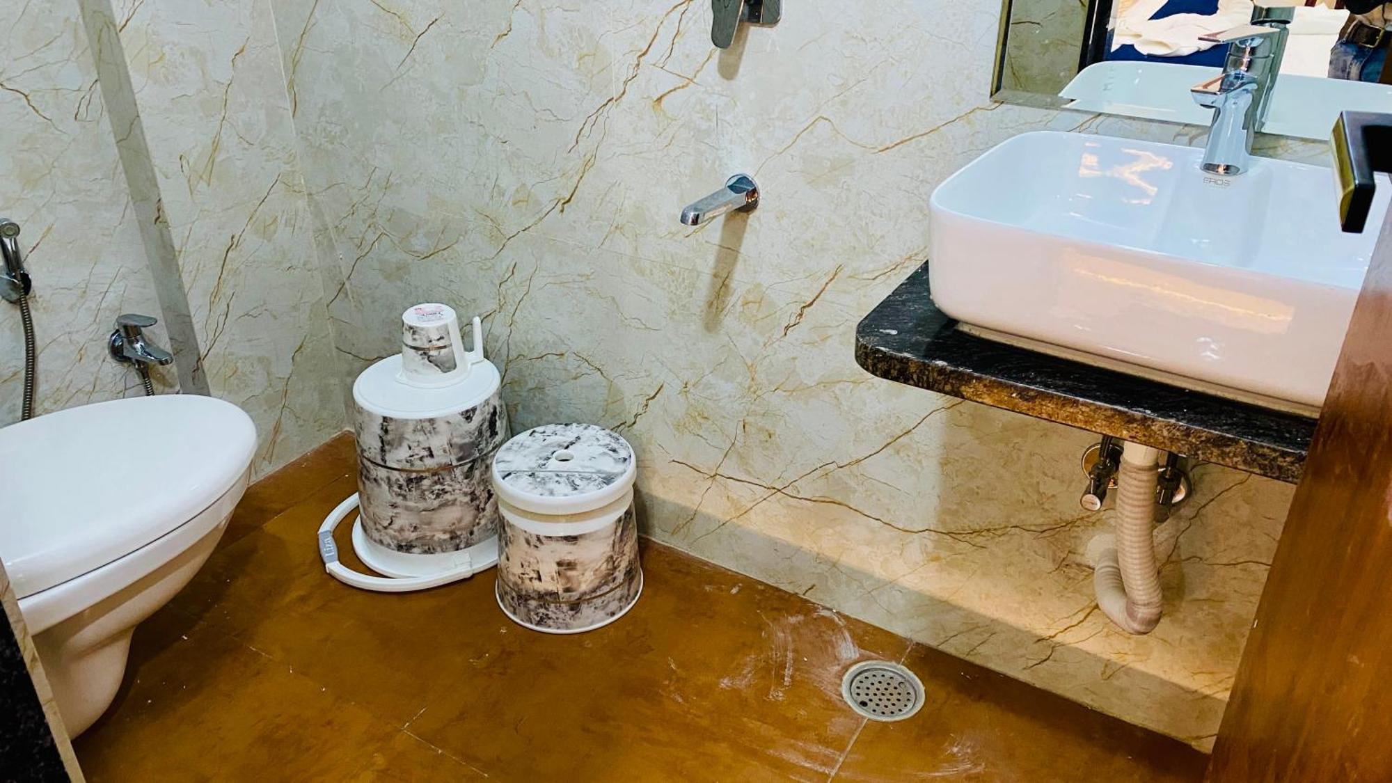 Hotel Aranyasutra Inaya, インドール エクステリア 写真