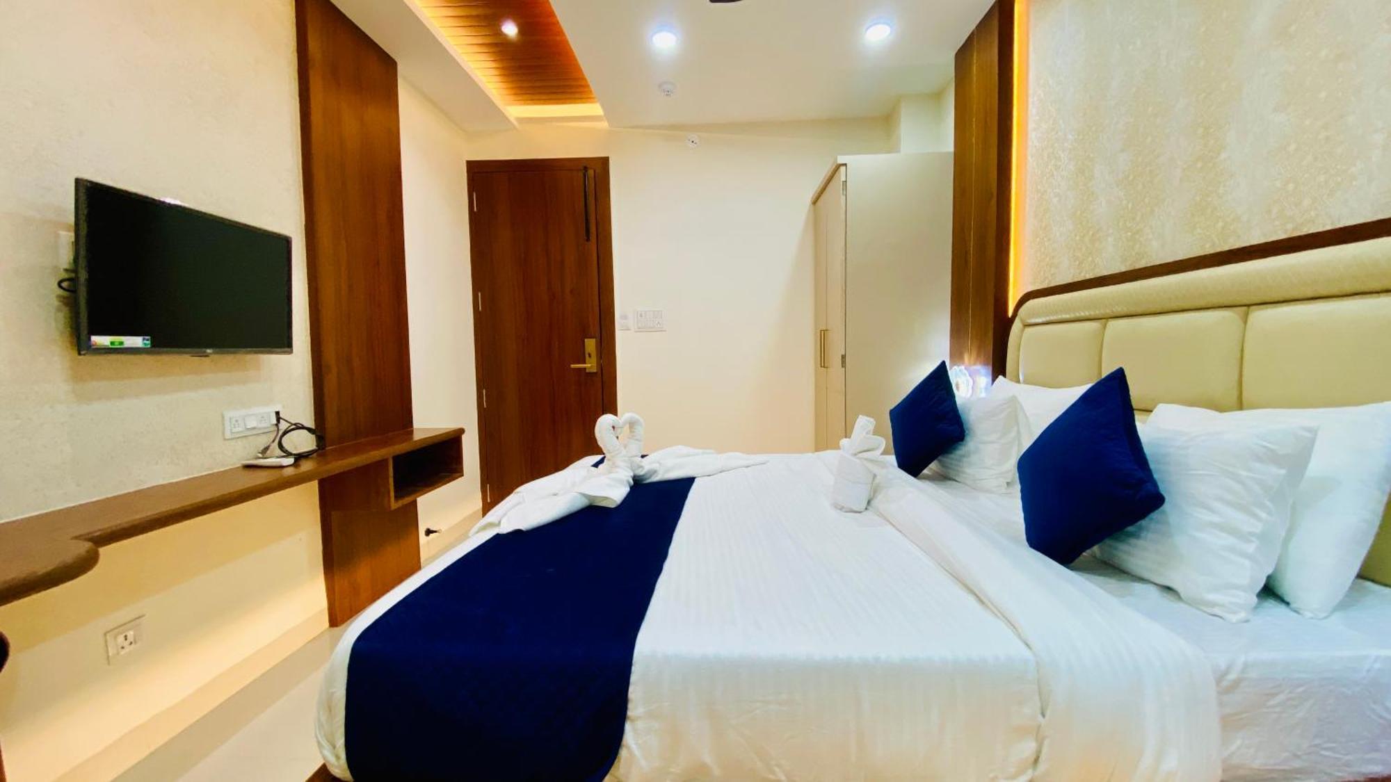 Hotel Aranyasutra Inaya, インドール エクステリア 写真