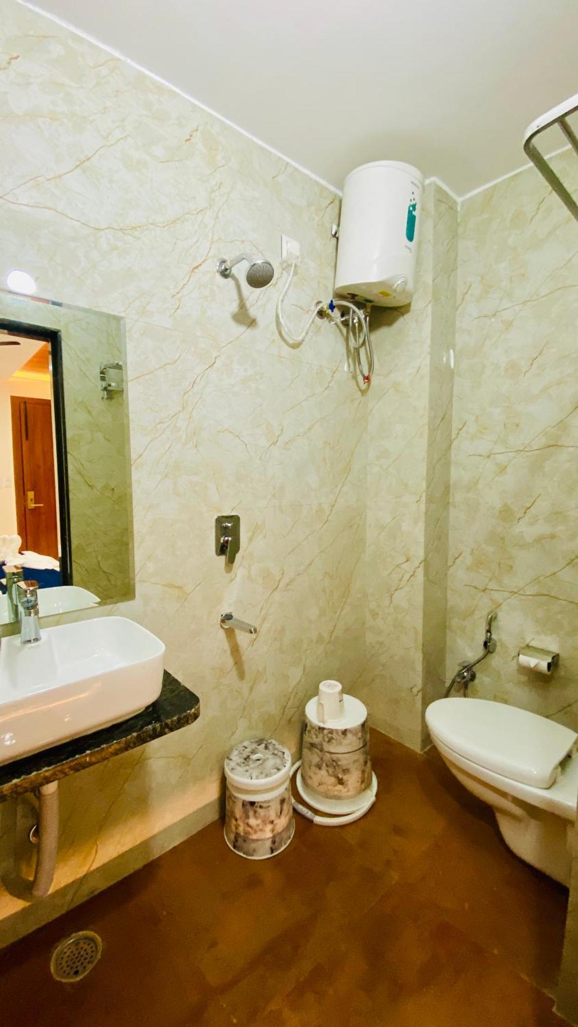 Hotel Aranyasutra Inaya, インドール エクステリア 写真