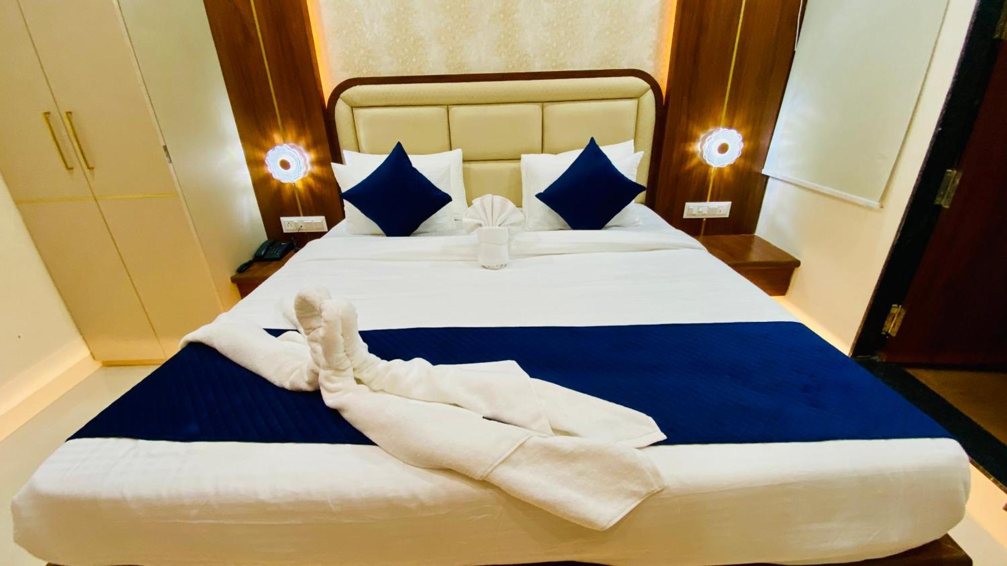 Hotel Aranyasutra Inaya, インドール エクステリア 写真