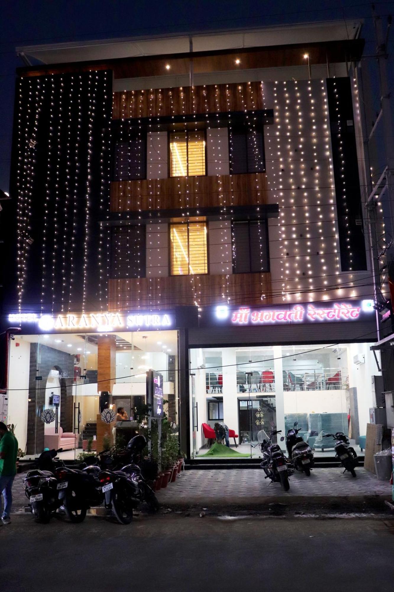 Hotel Aranyasutra Inaya, インドール エクステリア 写真