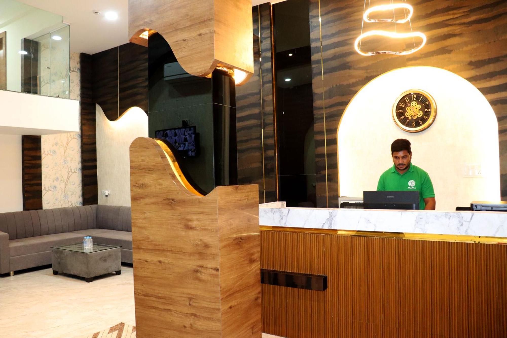 Hotel Aranyasutra Inaya, インドール エクステリア 写真