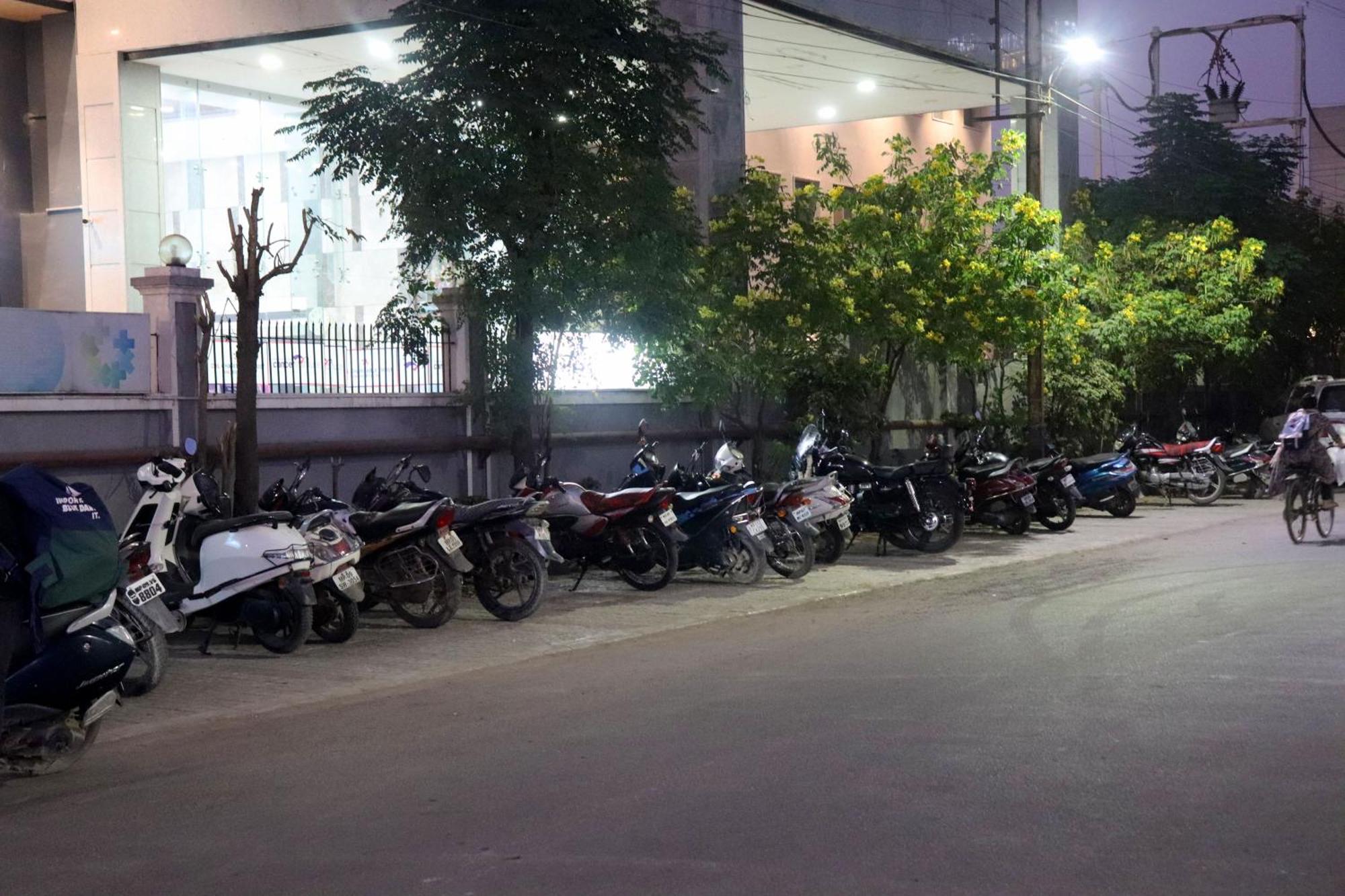 Hotel Aranyasutra Inaya, インドール エクステリア 写真