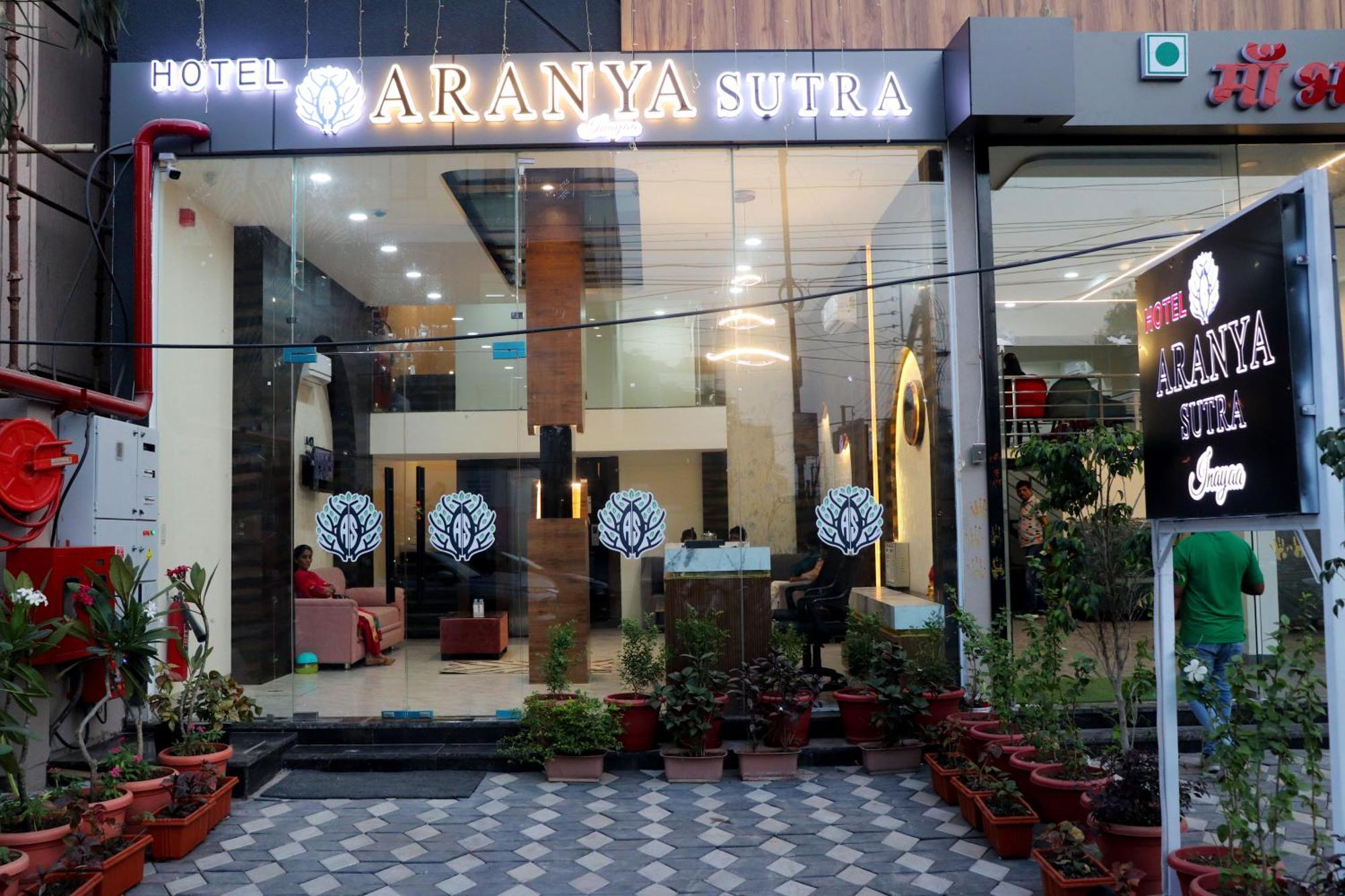 Hotel Aranyasutra Inaya, インドール エクステリア 写真